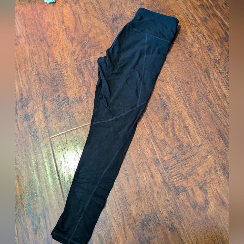 Black Athleta women's salutation stash leggings